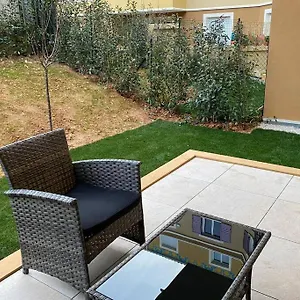 Deux Pieces Moderne Et Chaleureux , Saint-Laurent-du-Var Francia