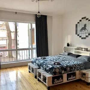 Spacious Modern Vintage Flat In The Heart Of Appartamento